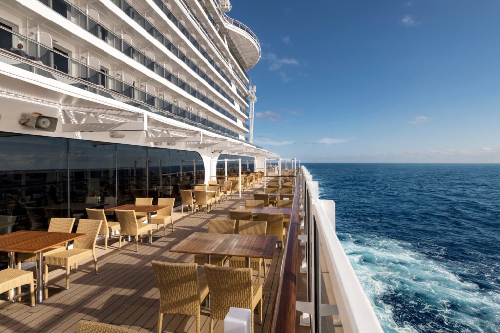 se_public_area_waterfront_boardwalk_01